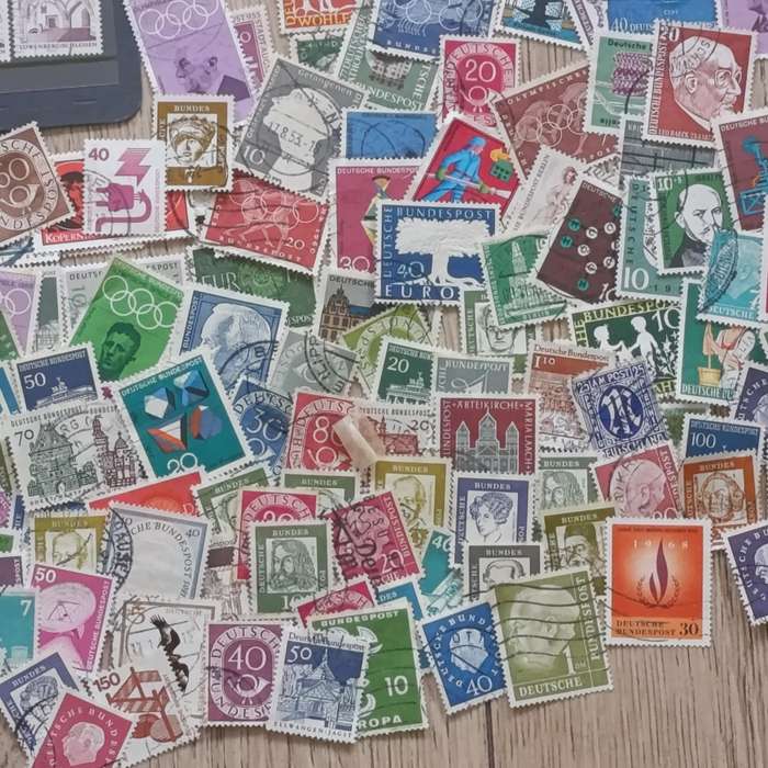 Lot of about 1000 German Bundespost stamps - Taker from old albums - unchecked for variations