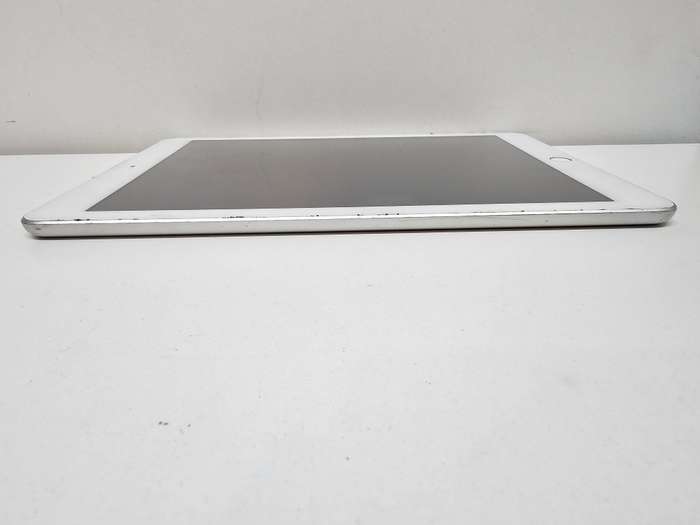iPad 6 - 9.7 inch - Spares or repairs - Storage size unknown