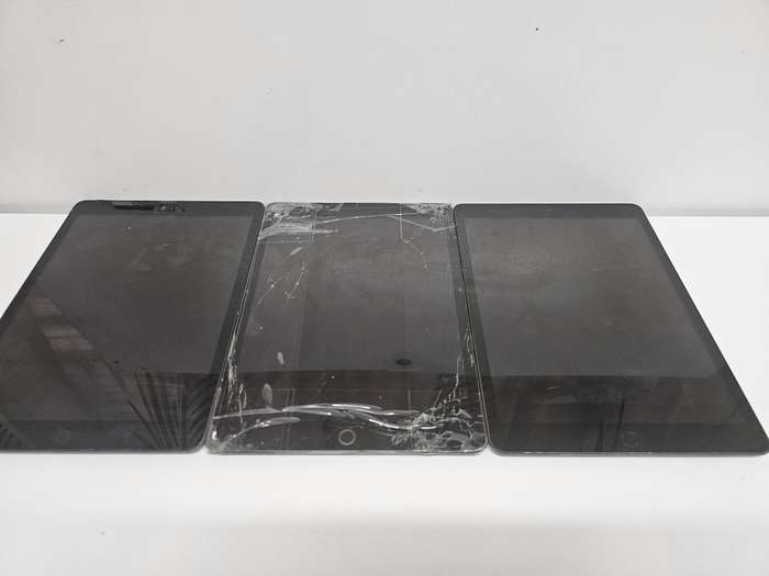 3 x iPad 7 - 10.2 inch - Spares or repairs - Storage unknown, digitiser cracked