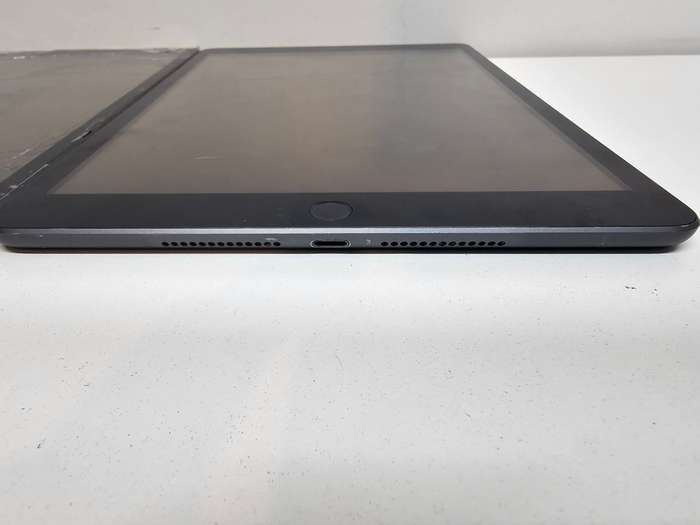 3 x iPad 7 - 10.2 inch - Spares or repairs - Storage unknown, digitiser cracked