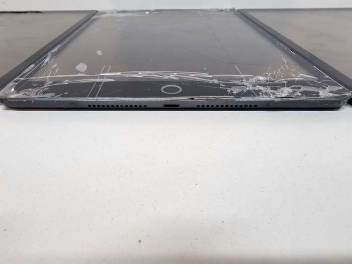 3 x iPad 7 - 10.2 inch - Spares or repairs - Storage unknown, digitiser cracked