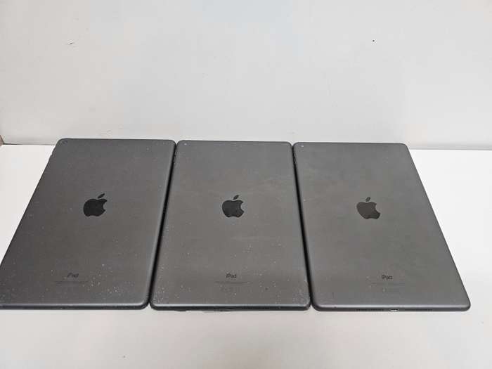 3 x iPad 7 - 10.2 inch - Spares or repairs - Storage unknown, digitiser cracked
