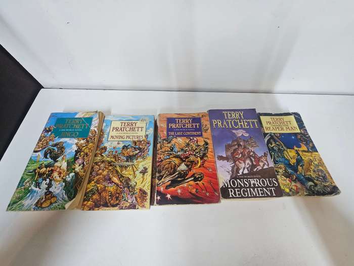 5 x Terry Pratchett soft cover books