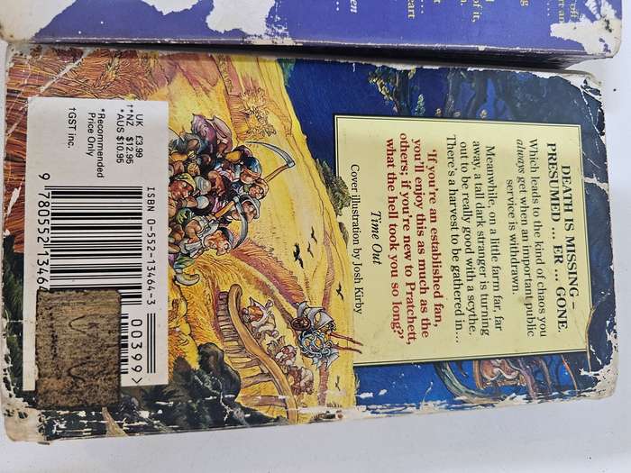 5 x Terry Pratchett soft cover books