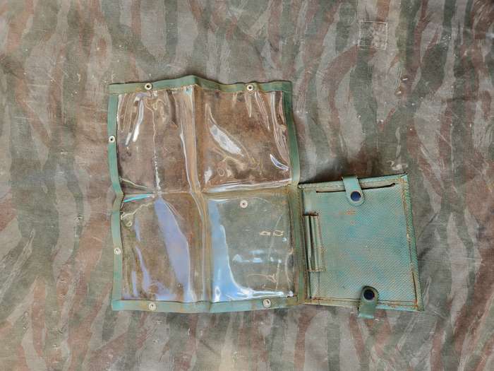 unknown origins green vinyl 70s/80s style small field map-case in good used condition (came in among