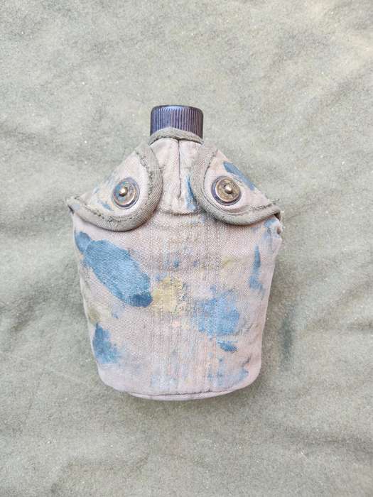 used original US Army dd 1945 canteen and cover with signs of Rhod era custom "baby-poop" camo paint