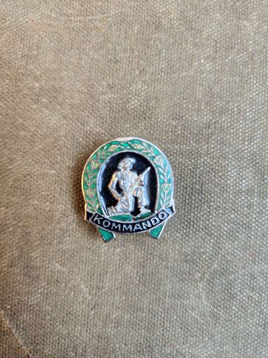 new & unused 100% original SADF era Commando/Kommando lapel button-hole enamel & metal badge