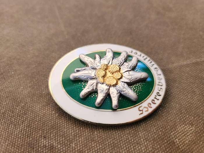 modern re-make metal & enamel German commemorative badge Edelweiss WW2 type Mountain troops
