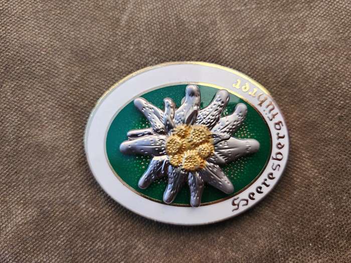 modern re-make metal & enamel German commemorative badge Edelweiss WW2 type Mountain troops