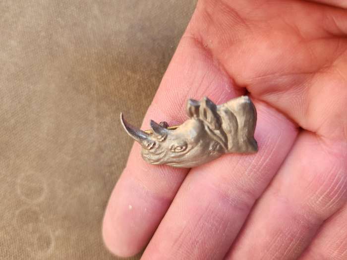 rarely seen original Rhodesia period 2 Brigade (rhino) metal cap badge (with lugs) - from the commem