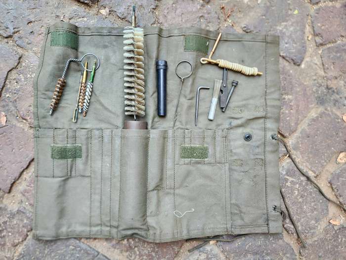 used complete SADF era R4 (works with all 5,56mm's) cleaning kit with new copper brushes - fully use