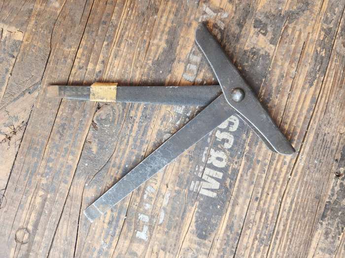 unknown origins (USA?) metal mil style combination folding screw-driver (cleaning kit) tool - intact