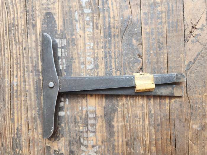 unknown origins (USA?) metal mil style combination folding screw-driver (cleaning kit) tool - intact