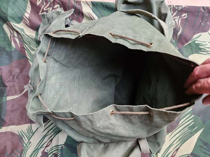 100% original (named) Rhod Army bushwar eraissue large Patt 69 pack in very good complete clean