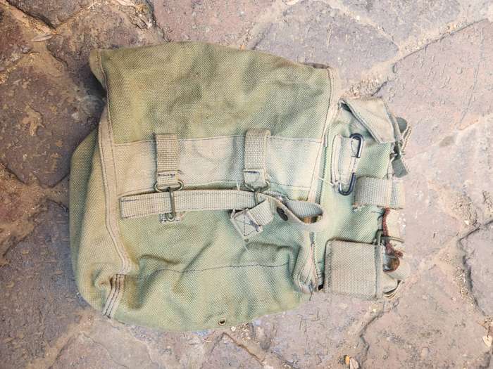single (LH side) 100% original Rhod Army issue patt 69 canvas kidney pouch used clean intact cond.