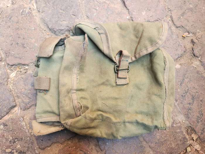 single (LH side) 100% original Rhod Army issue patt 69 canvas kidney pouch used clean intact cond.