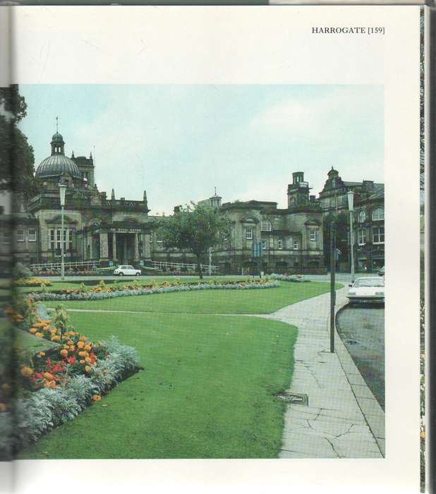 JAMES HERRIOT'S YORKSHIRE WITH PHOTGRAPHS BY DERRY BRABBS (5TH IMPRESSION 1980)