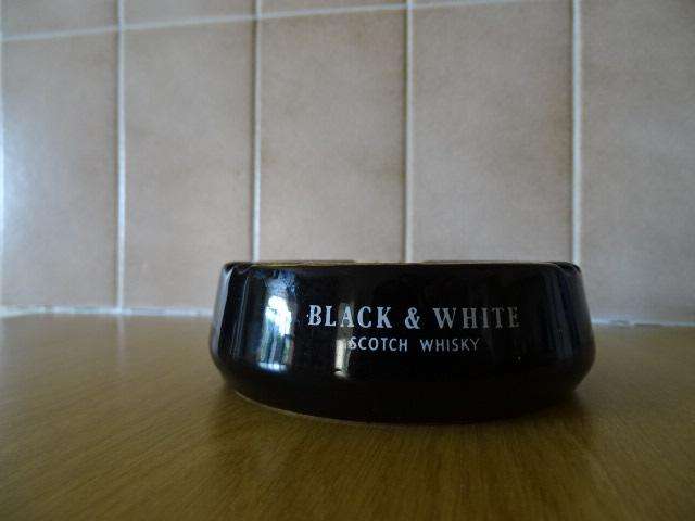 GLASS BLACK & WHITE SCOTCH WHISKY ASHTRAY (MADE BY WADE ENGLAND)