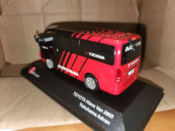 Toyota Hi-Ace Van  (1:43)
