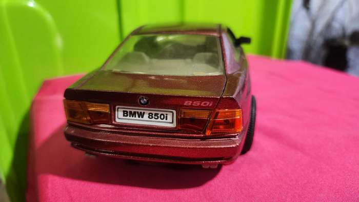 BMW 850 i "1:18" by Road Tough