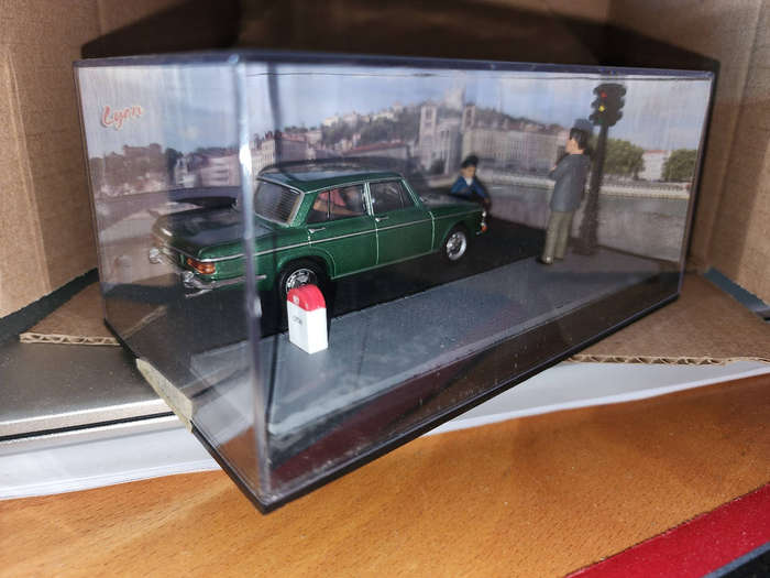 Fiat at Traffic crossing Mini (1:43)