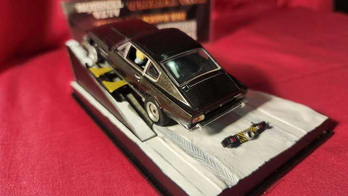 Aston Martin V8  James Bond