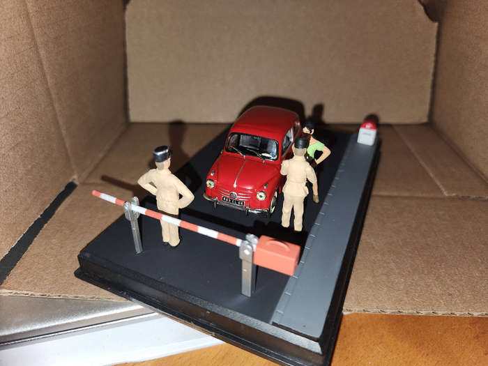 Fiat 60at Border Post "Mini Diarama"  (1:43)