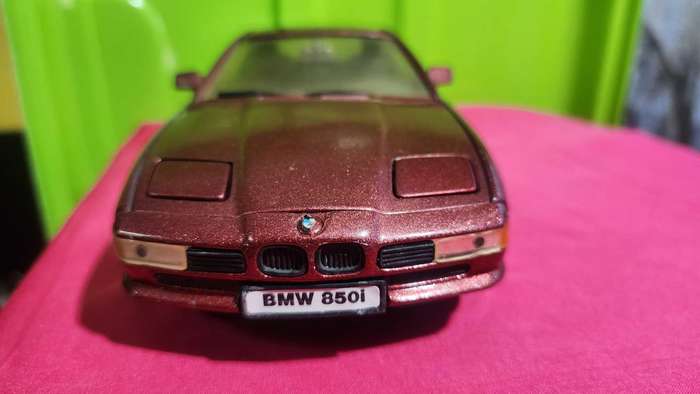 BMW 850 i "1:18" by Road Tough