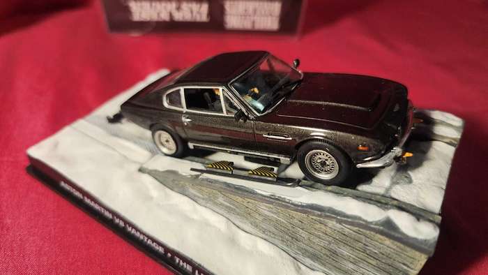 Aston Martin V8  James Bond