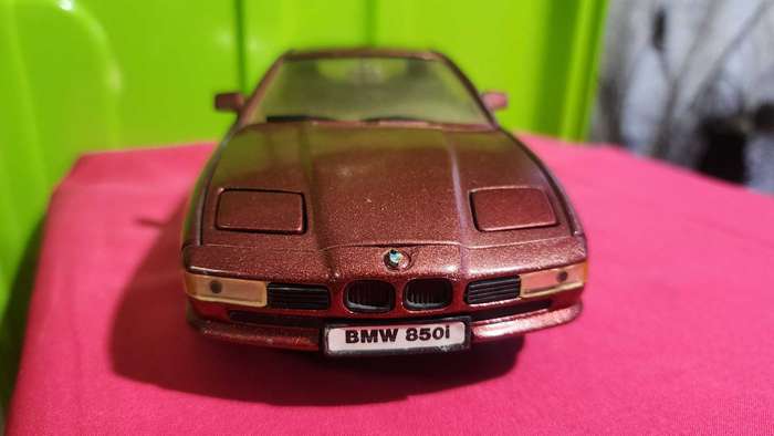 BMW 850 i "1:18" by Road Tough