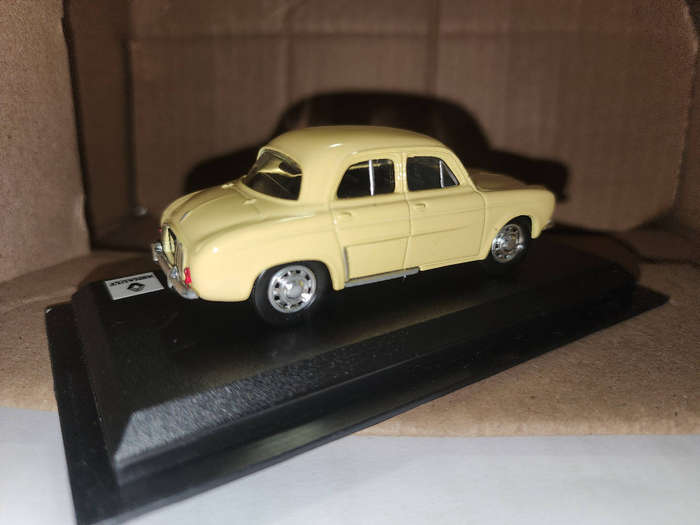 Renault Dauphine  (1:43)