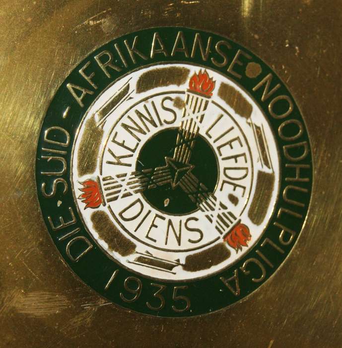 "Die Suid Afrikaanse Noodhulpliga 1935" brass ashtray