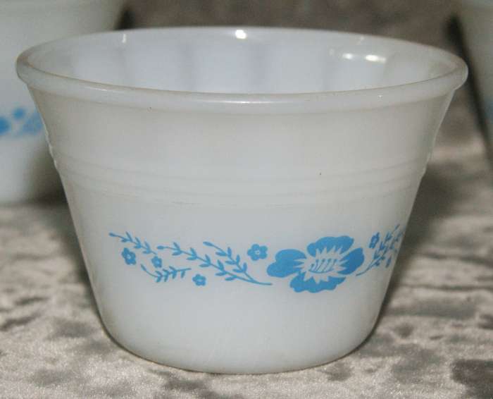 Vintage set of 4 Termocrisa milk glass custard bowls