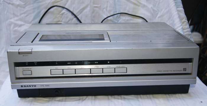 Sanyo VTC 1000 Betacord video cassette recorder @ crazy R1 start