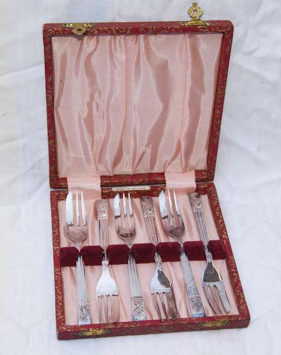Vintage EPNS Angora cake fork set in original box