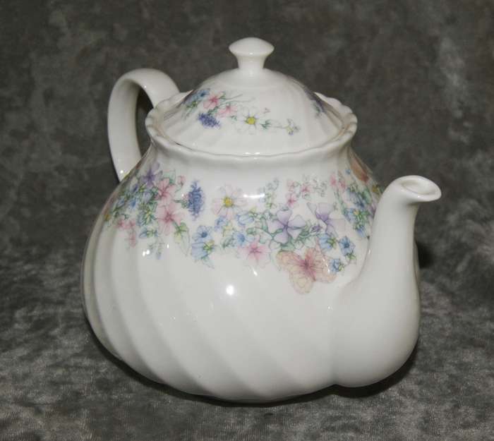 Stunning Wedgwood "Angela" Tea Set