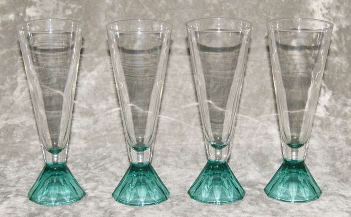 Set of 4 french long pyramid based champagne flutes