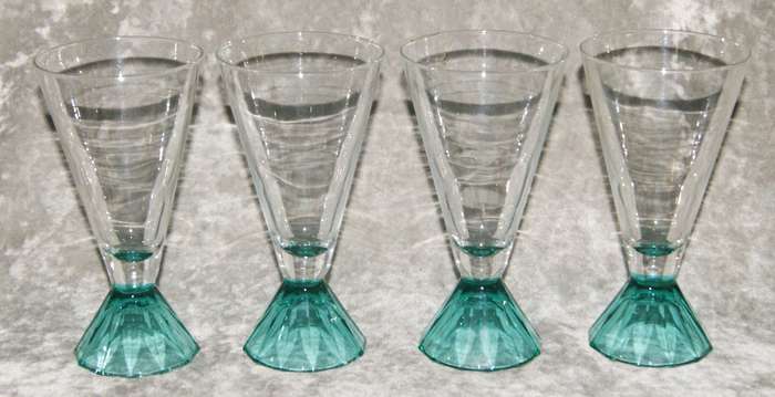 Set of 4 french long pyramid based white wine glasses