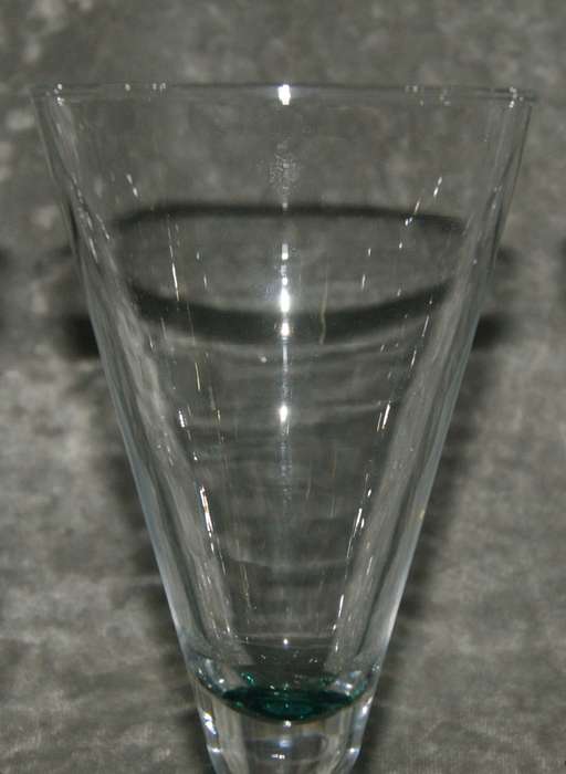 Set of 4 french long pyramid based white wine glasses