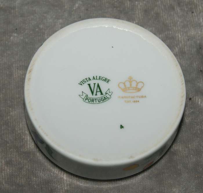 Vintage Vista Alegre porcelain trinket box