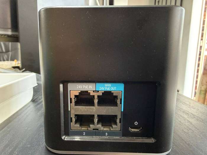  Ubiquiti airCube ISP (ACB-ISP) Wi-Fi Access Point  802.11n 300Mbps  PoE In/Out INCLUDES POE