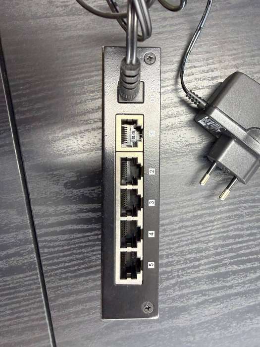 SMC Networks EZ Switch SMCGS501  5-Port Gigabit Ethernet Switch  1000Mbps