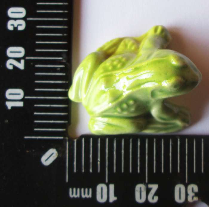 Frog Wade Red Rose Tea Miniature Animals