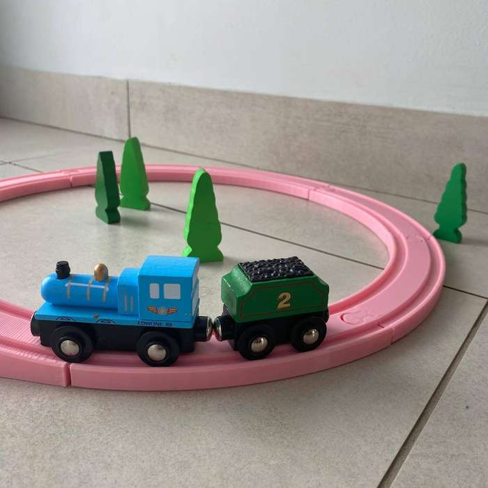 Figure 8 Train Set, compatible with Brio, Melissa & Doug tracks