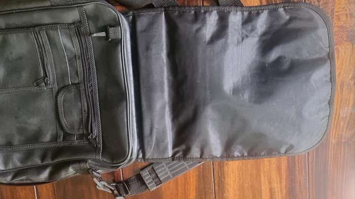 Lap top bag with shoulder strap, like new