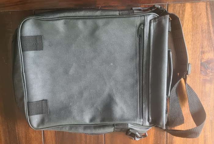 Lap top bag with shoulder strap, like new
