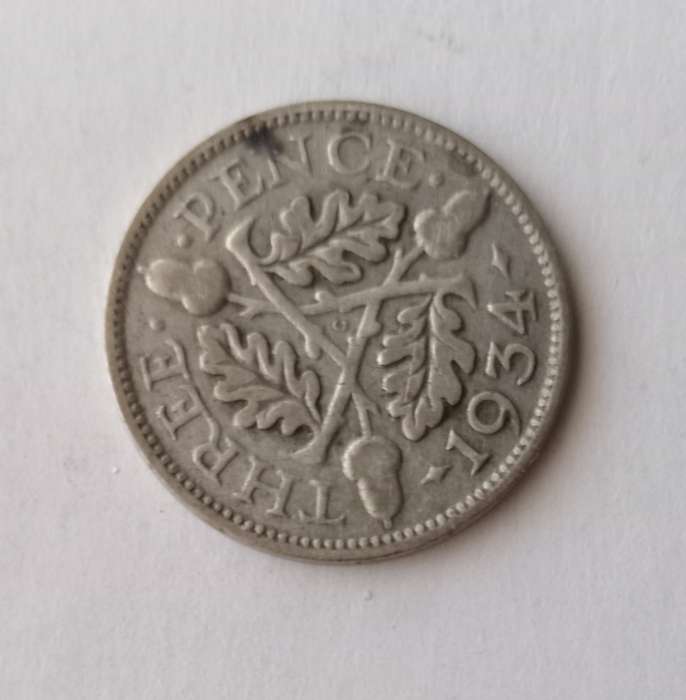 GREAT BRITAIN  - 3 Pence Silver coin  1934 - Fine Condition