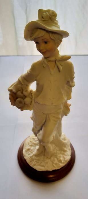 CAPODIMONTE FIGURINES - Set of 2 Beautiful "BOY & GIRL" 1985 signed AURO BELCARI Polystone Fgures