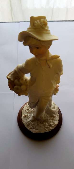 CAPODIMONTE FIGURINES - Set of 2 Beautiful "BOY & GIRL" 1985 signed AURO BELCARI Polystone Fgures