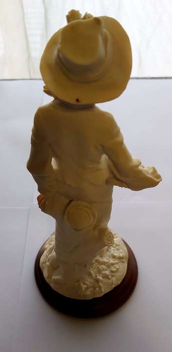 CAPODIMONTE FIGURINES - Set of 2 Beautiful "BOY & GIRL" 1985 signed AURO BELCARI Polystone Fgures